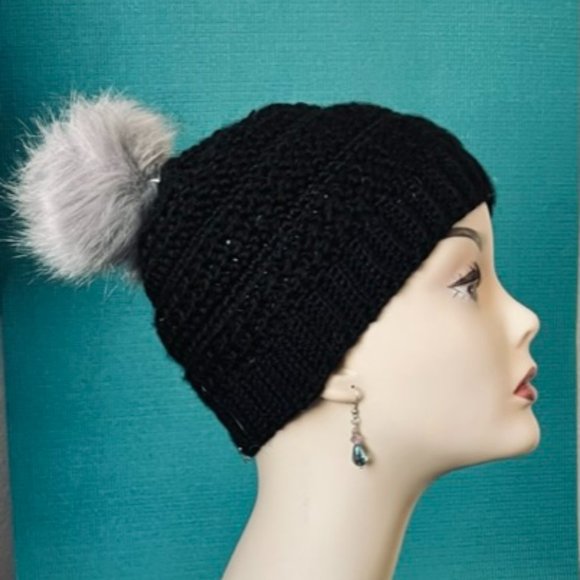 GoldyMax Accessories - Black beanie with fauxfur pompom